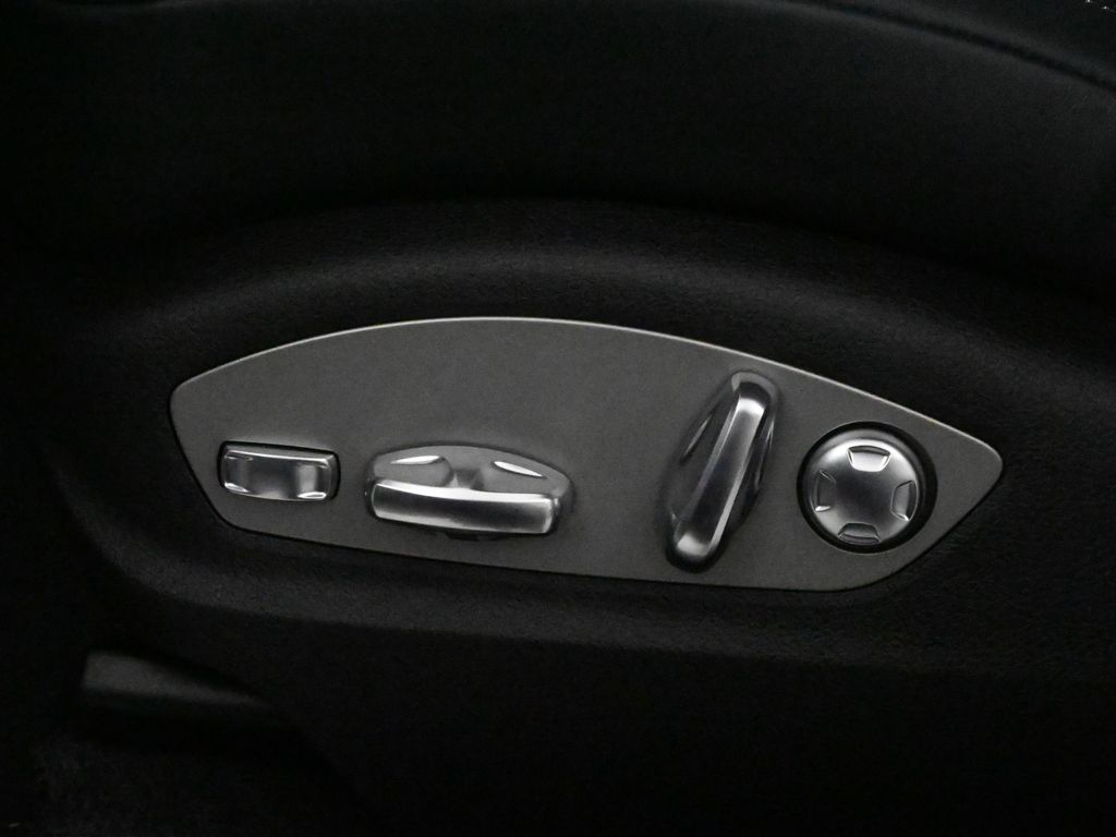 Thumbnail: 2026 Porsche Macan - 29