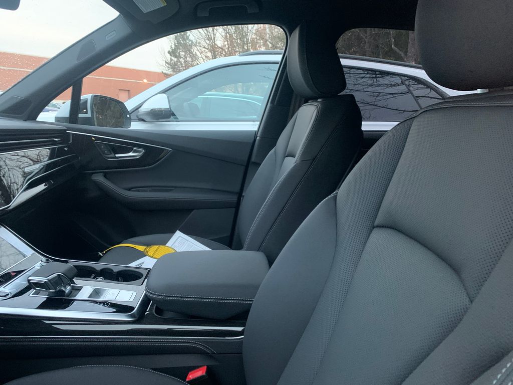 Thumbnail: 2026 Audi Q7 - 5