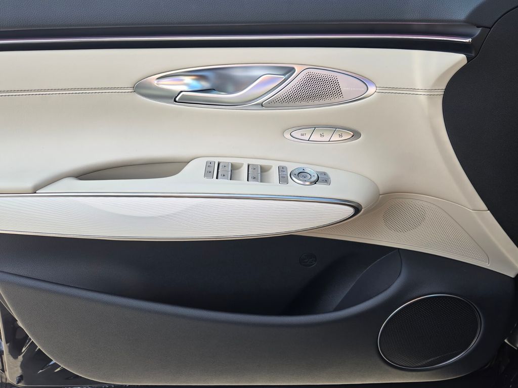 2027 Genesis Gv70
