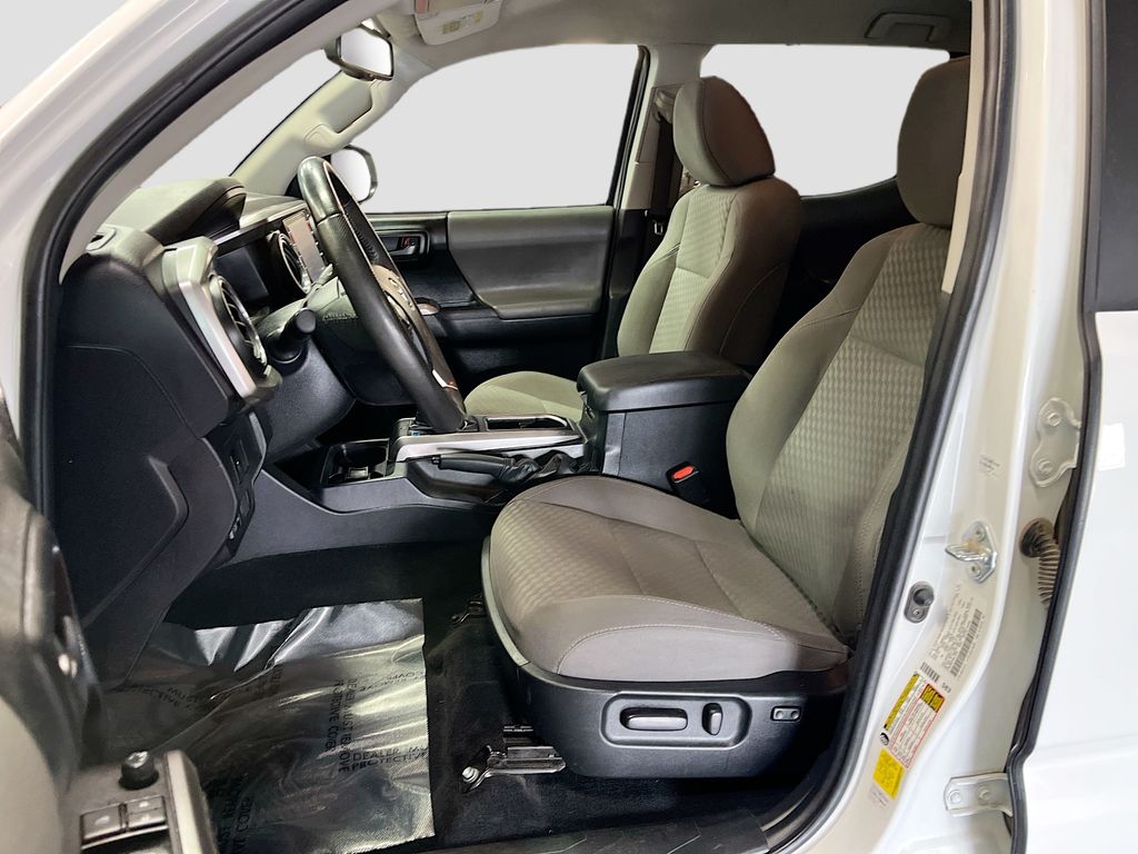 Used 2022 White Toyota SR5 image 19
