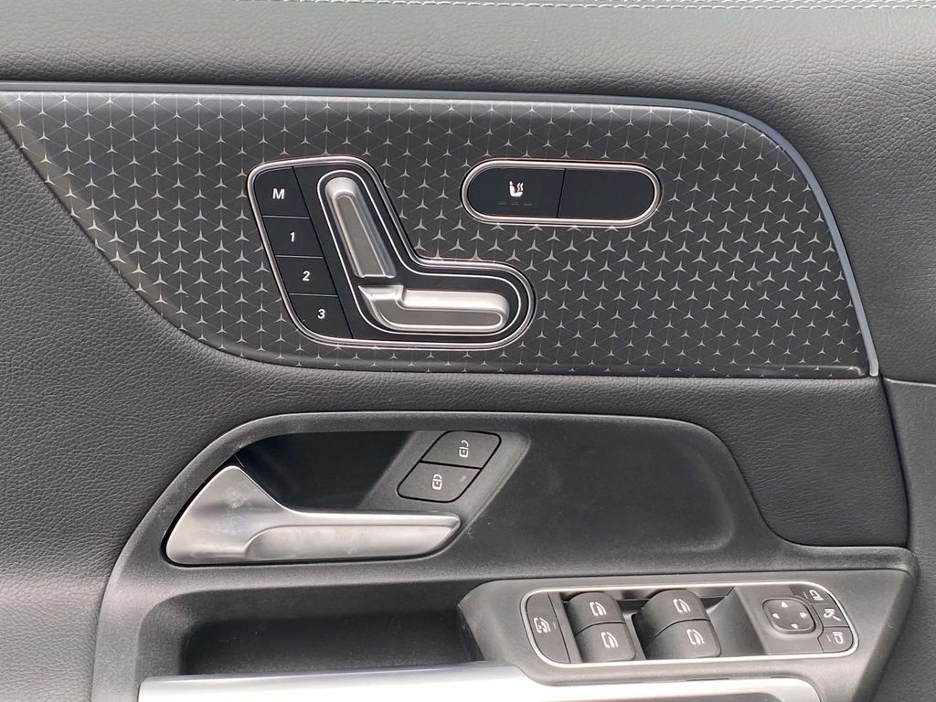 Thumbnail: 2025 Mercedes-Benz GLB - 16