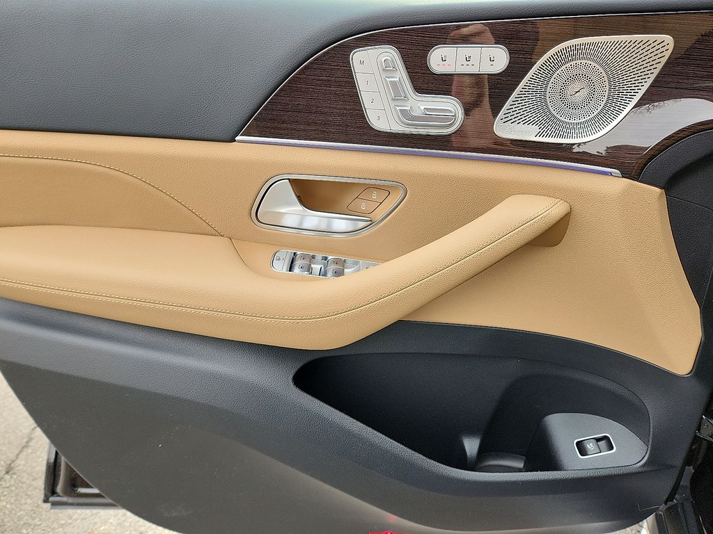 Thumbnail: 2026 Mercedes-Benz GLE - 8