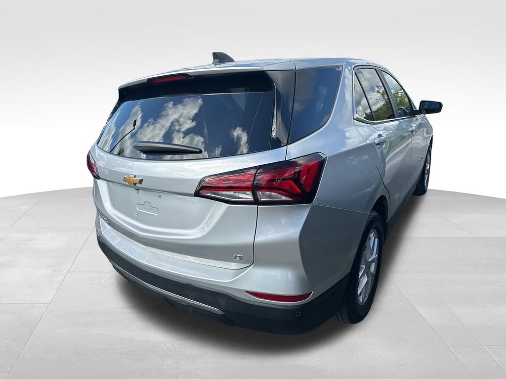 2022 Silver Ice Metallic Chevrolet Equinox LT FWD SUV