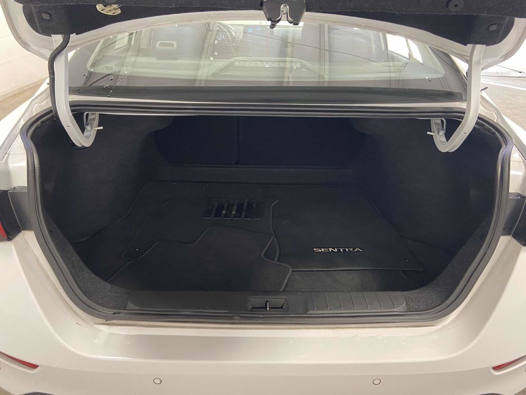 2022 Nissan Sentra SV photo 10