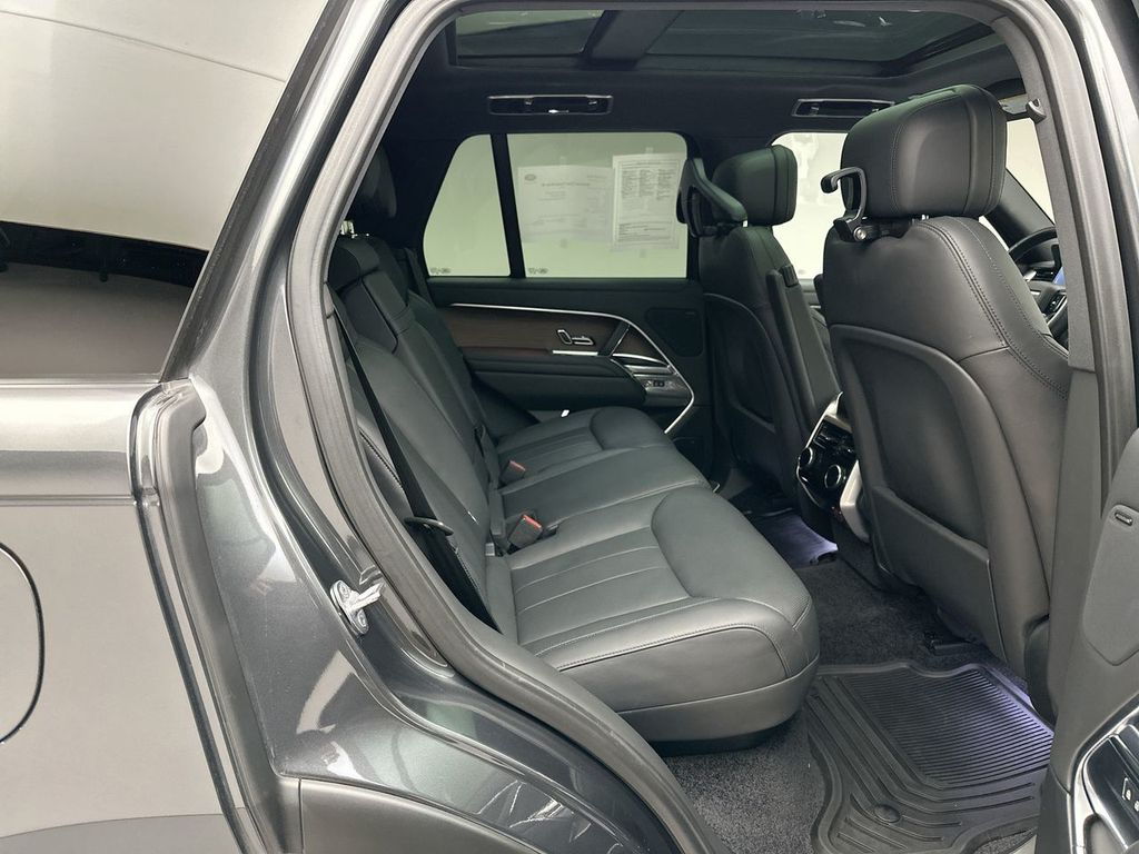 2023 Land Rover Range Rover SE 9