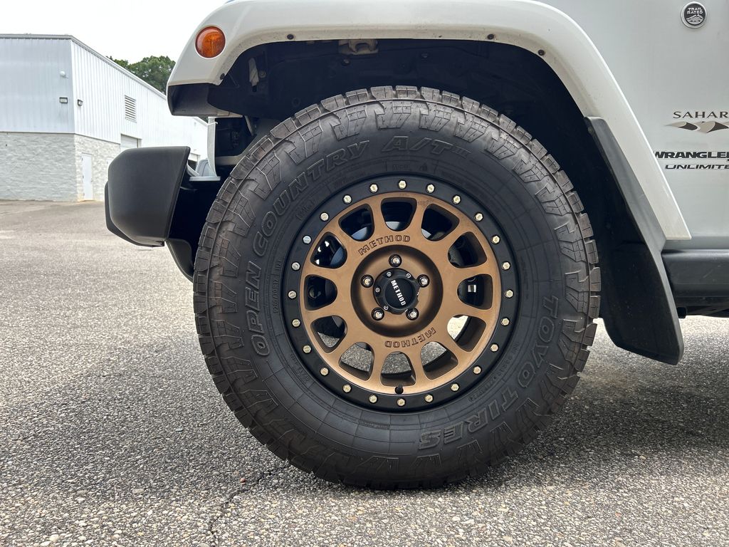 Used 2018 White Jeep Unlimited Sahara image 7