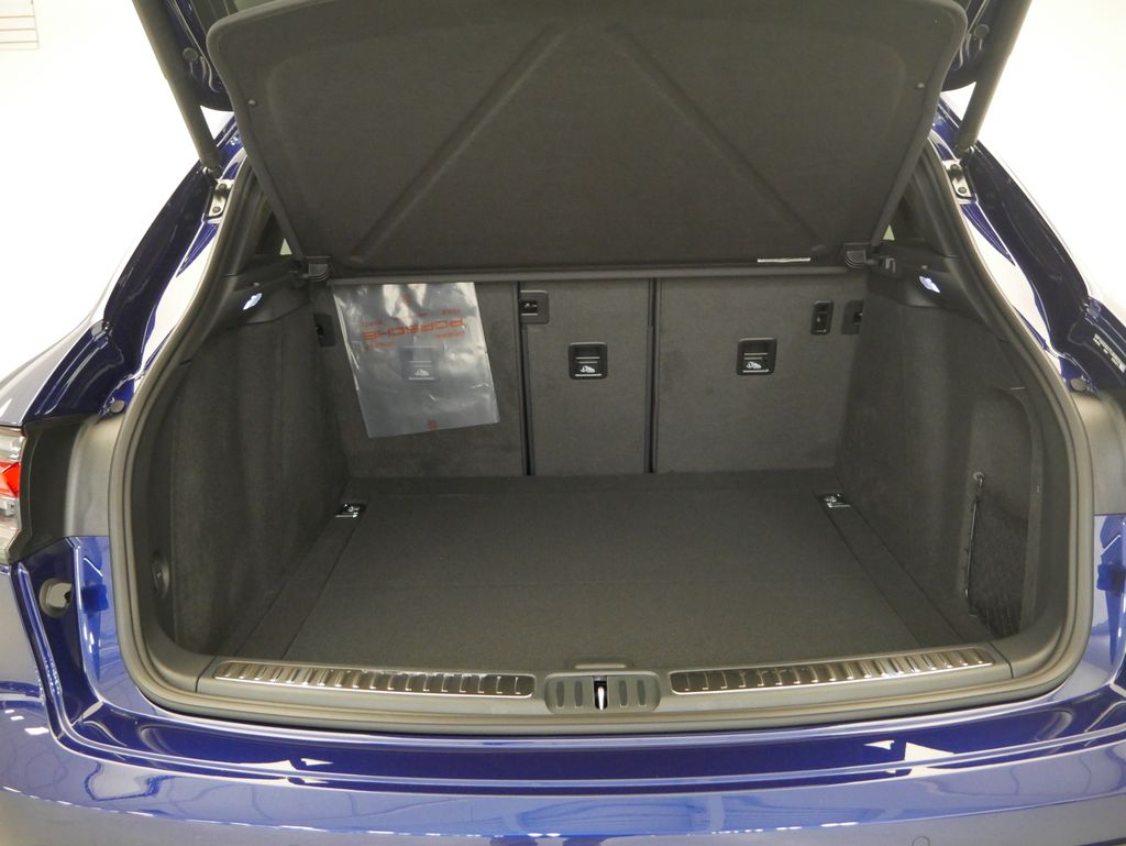 Thumbnail: 2026 Porsche Macan - 22