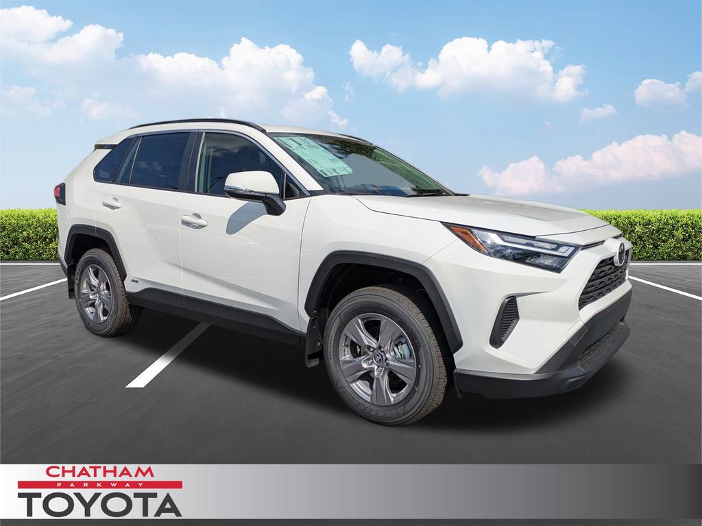 2025 Toyota RAV4 LE's photo
