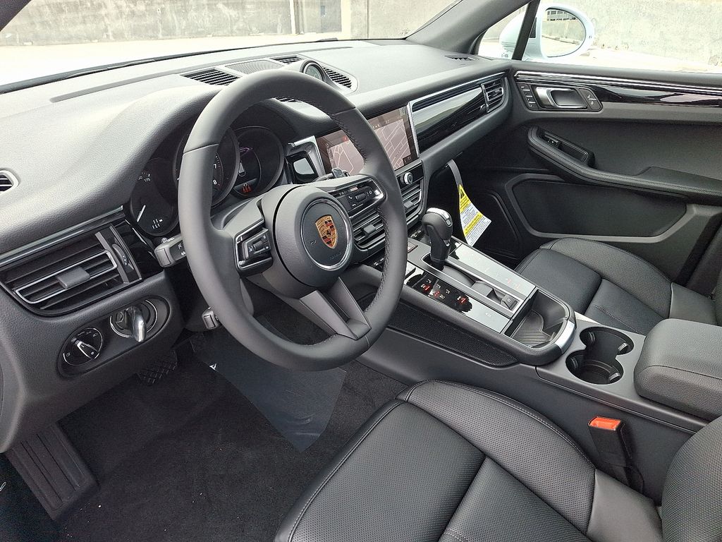 Thumbnail: 2026 Porsche Macan - 4