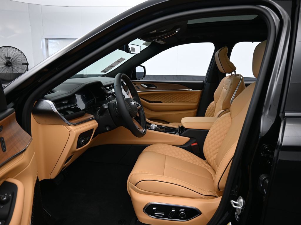 New 2025 Diamond Black Crystal Pearlcoat Jeep Summit image 12