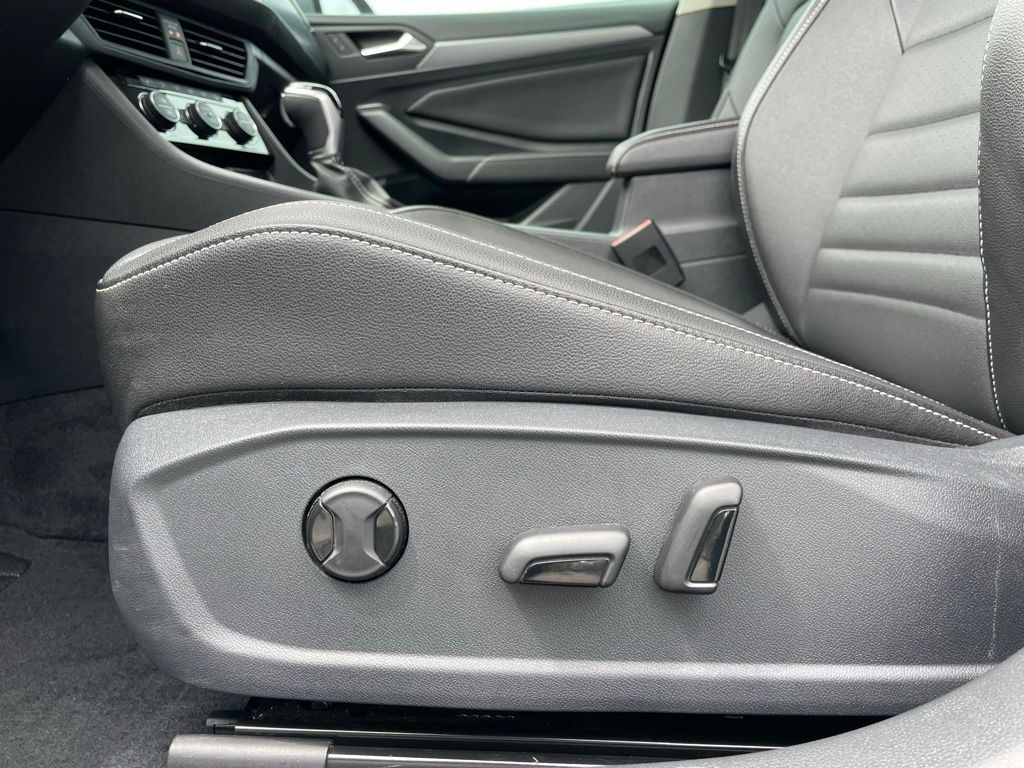 Thumbnail: 2022 Volkswagen Jetta - 24
