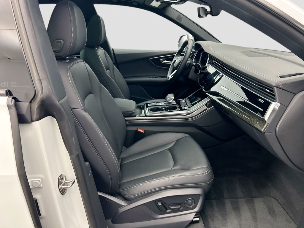 Thumbnail: 2025 Audi Q8 - 19