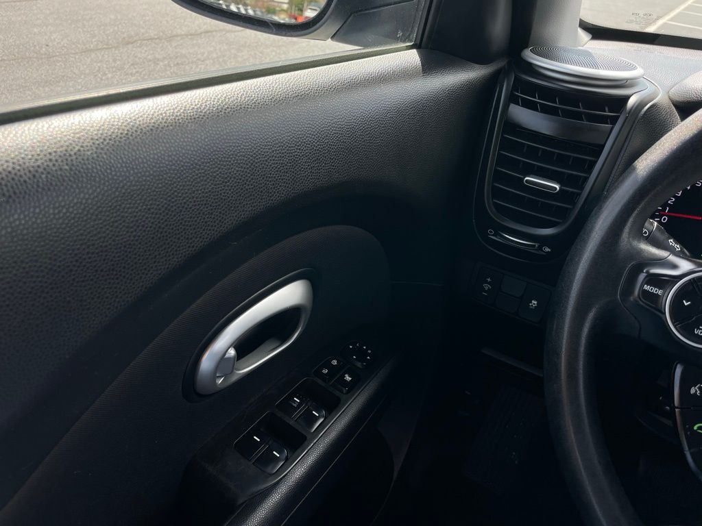 Thumbnail: 2016 Kia Soul - 21