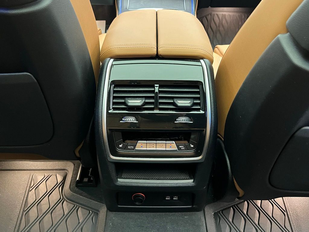 Thumbnail: 2023 BMW X7 - 9