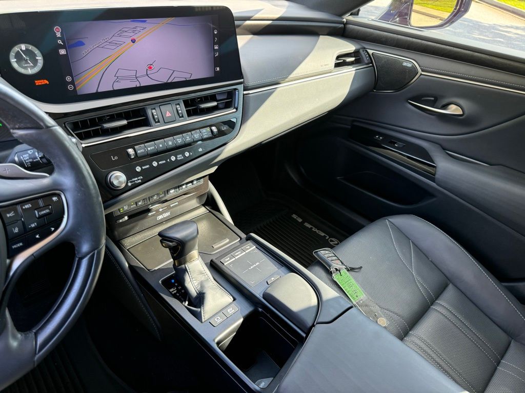 2022 Lexus ES 300h Ultra Luxury 33