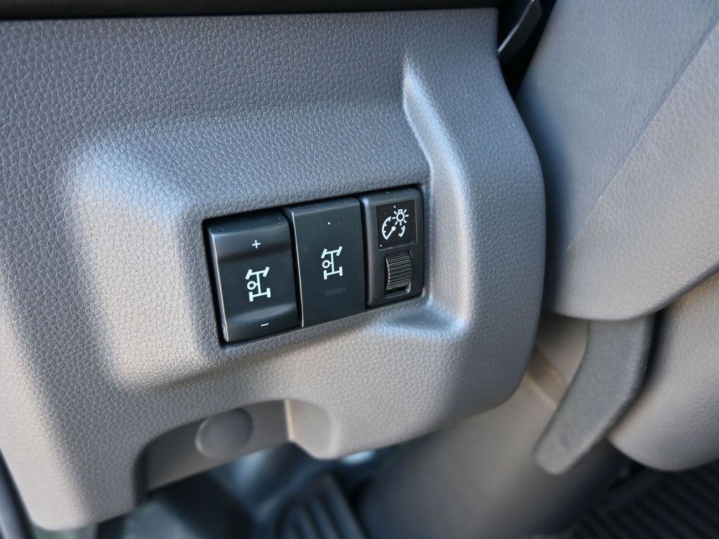 2025 Isuzu NRR 