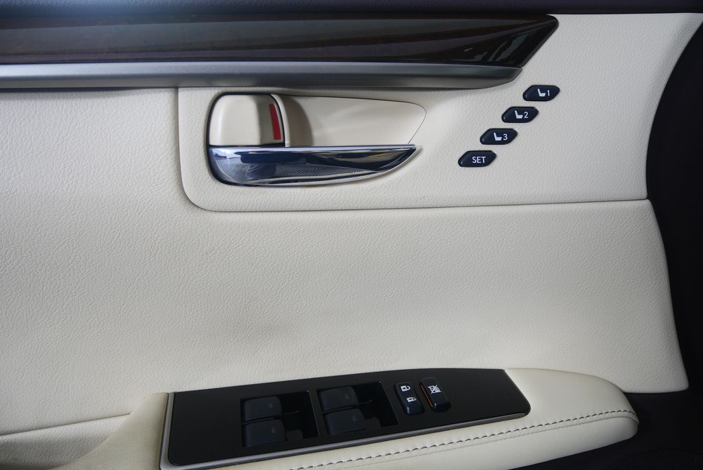 Thumbnail: 2016 Lexus ES - 8