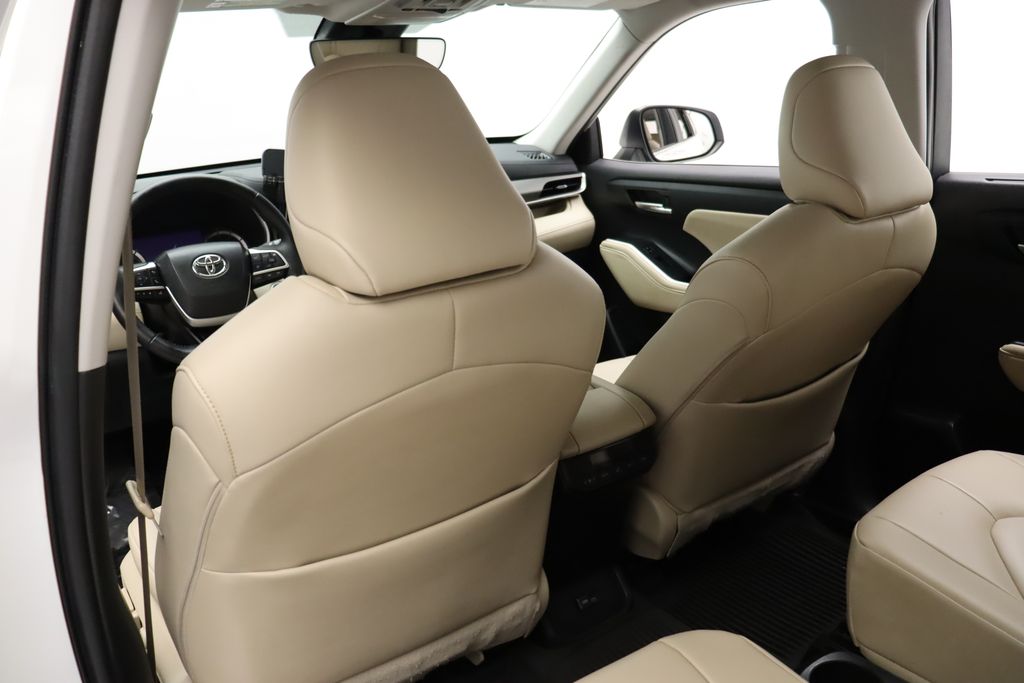 Thumbnail: 2023 Toyota Highlander - 20