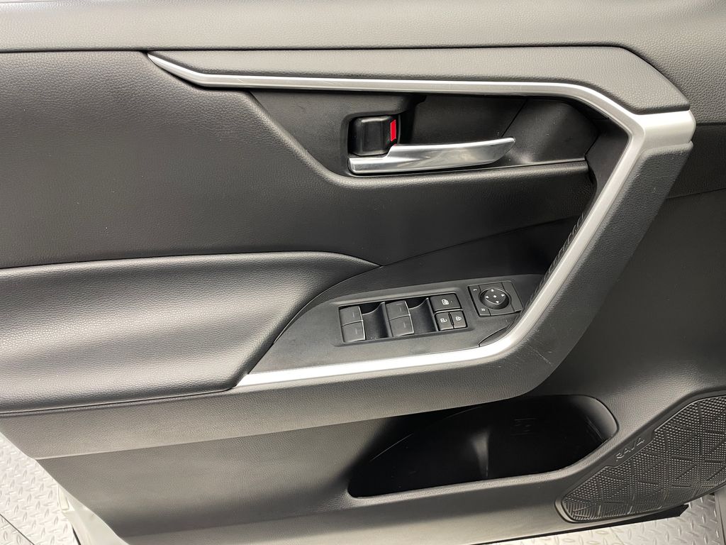 2022 Toyota RAV4 XLE 9