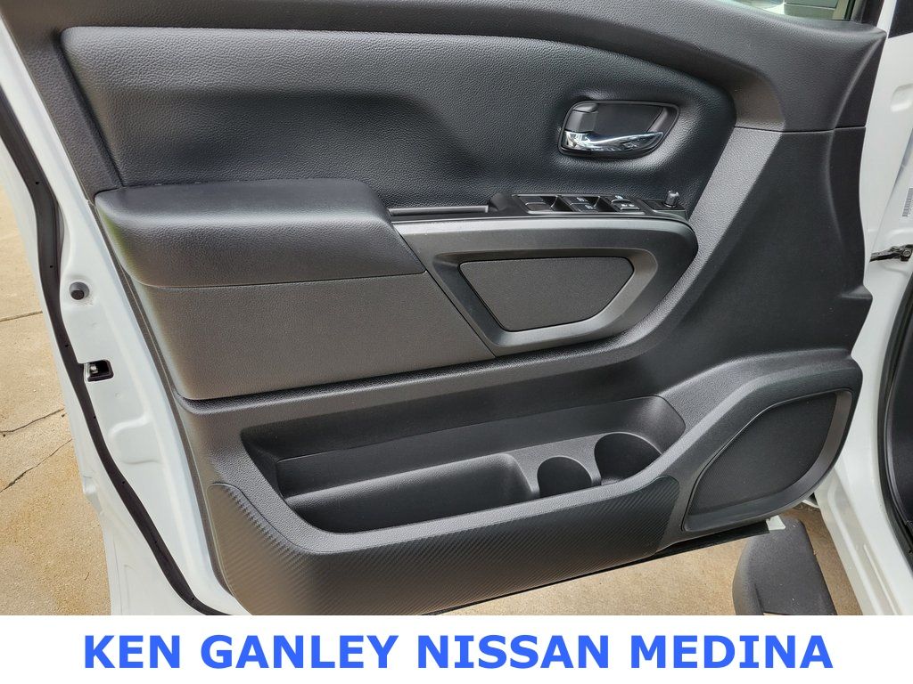 2023 Nissan Titan SV photo