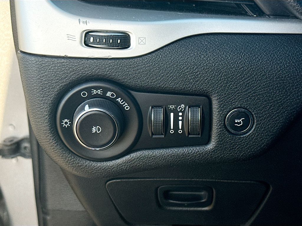 2019 Jeep Cherokee Limited Silver at River Oaks CDJR