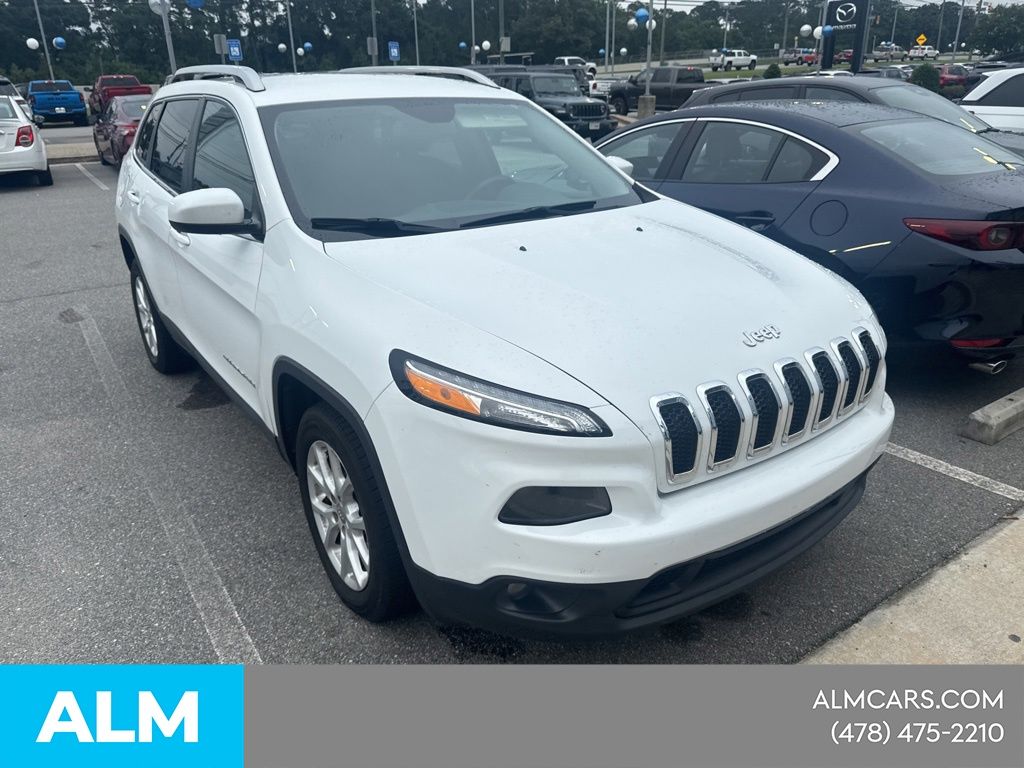 Used 2018 White Jeep Latitude image 4