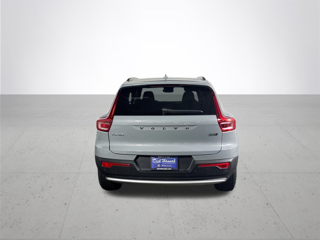 2025 Volvo XC40 B5 Core