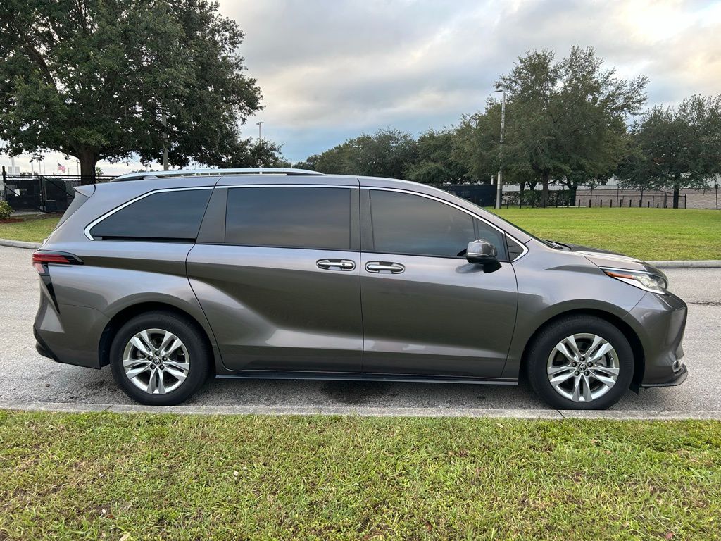 Thumbnail: 2022 Toyota Sienna - 6