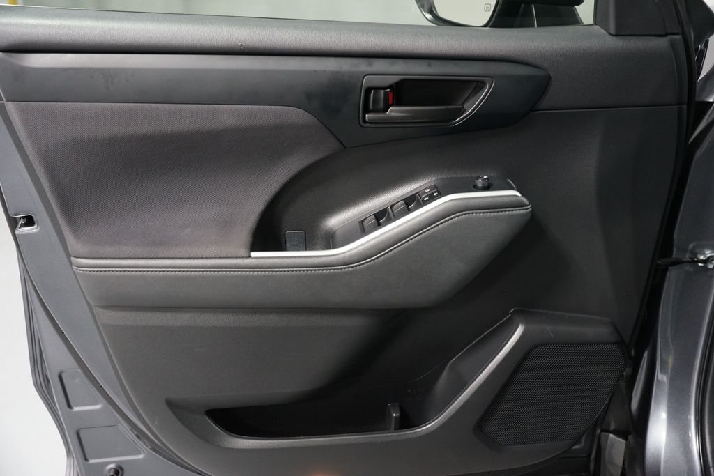 Thumbnail: 2023 Toyota Highlander - 30