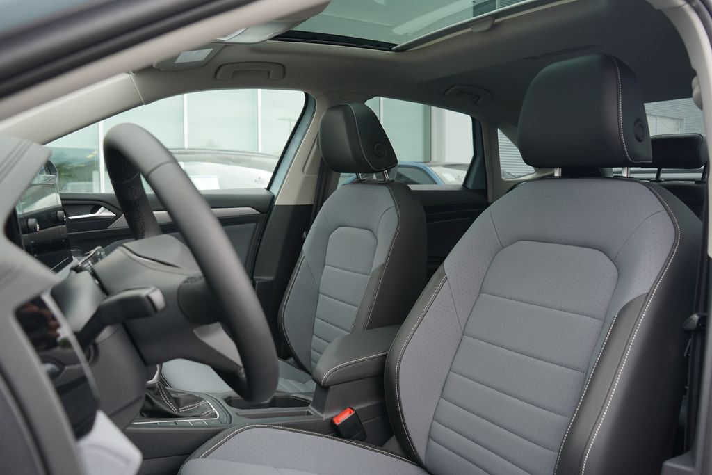2025 Volkswagen Jetta SE 7