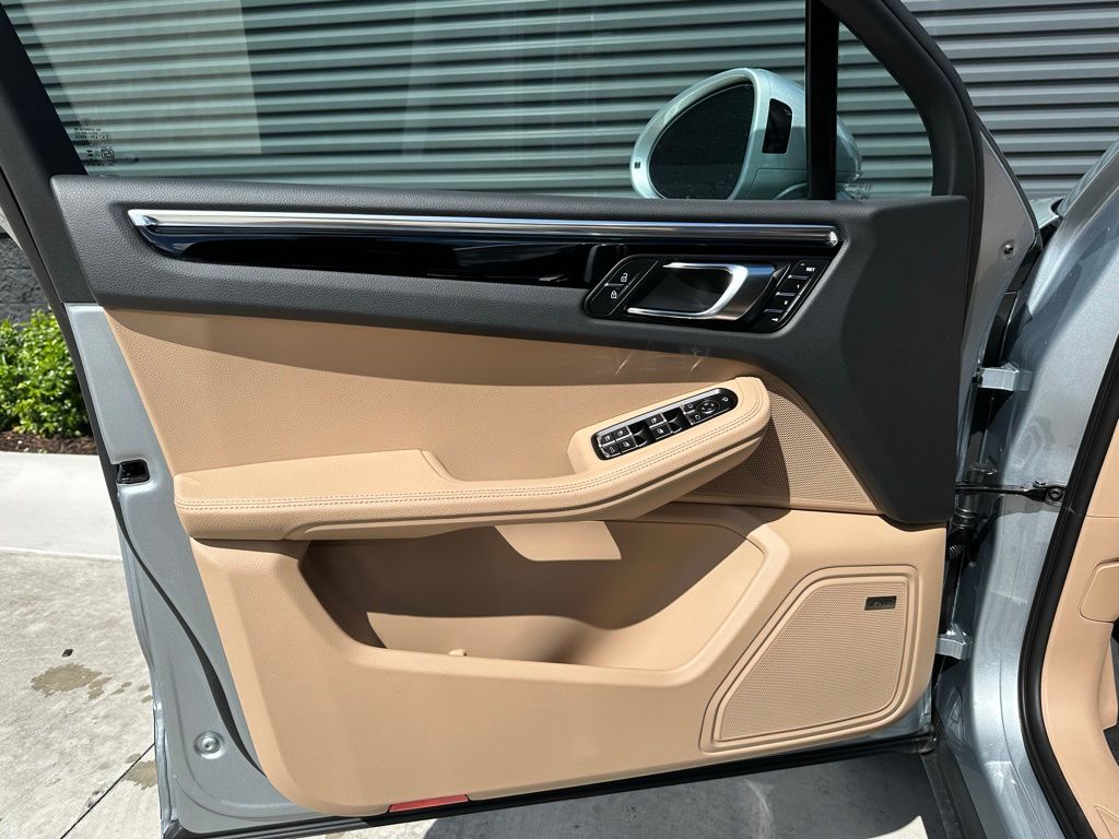 2025 Porsche Macan  14