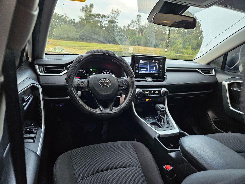 2022 Toyota RAV4 LE 12