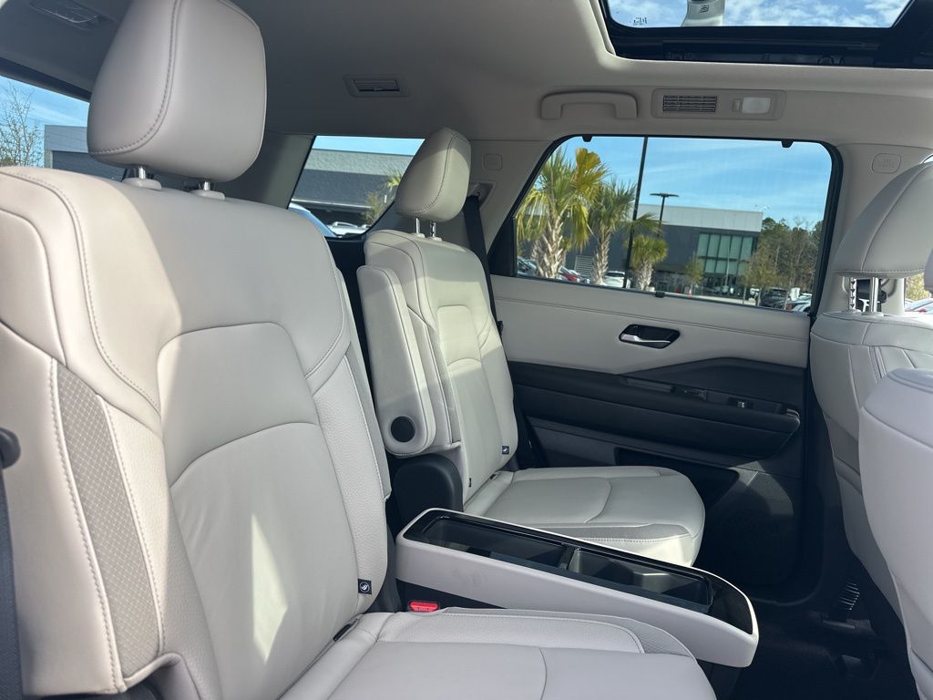 2025 Everest White Pearl Tricoat Nissan Pathfinder SL FWD SUV