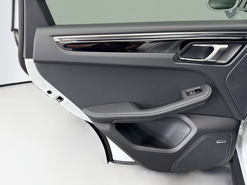 Thumbnail: 2026 Porsche Macan - 27