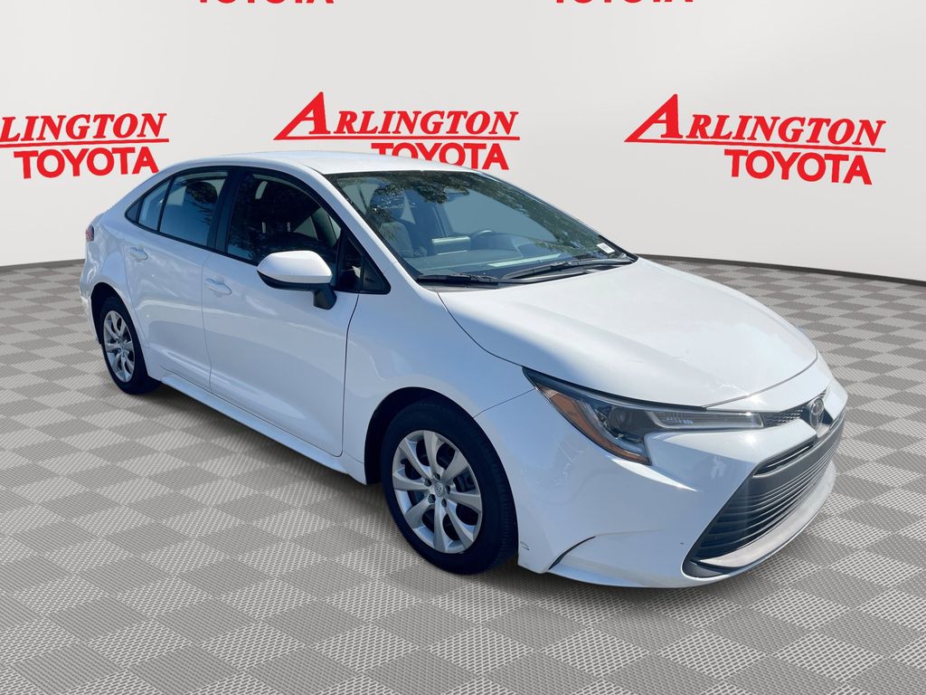 2024 Toyota Corolla LE's photo