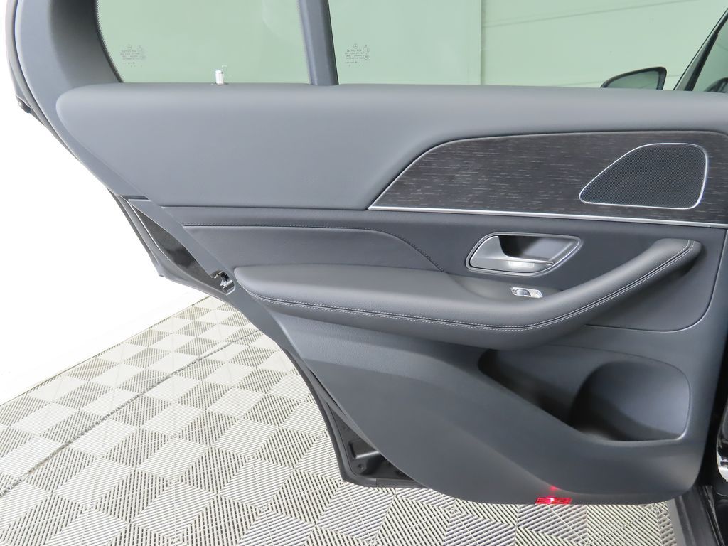 Thumbnail: 2026 Mercedes-Benz GLE - 26