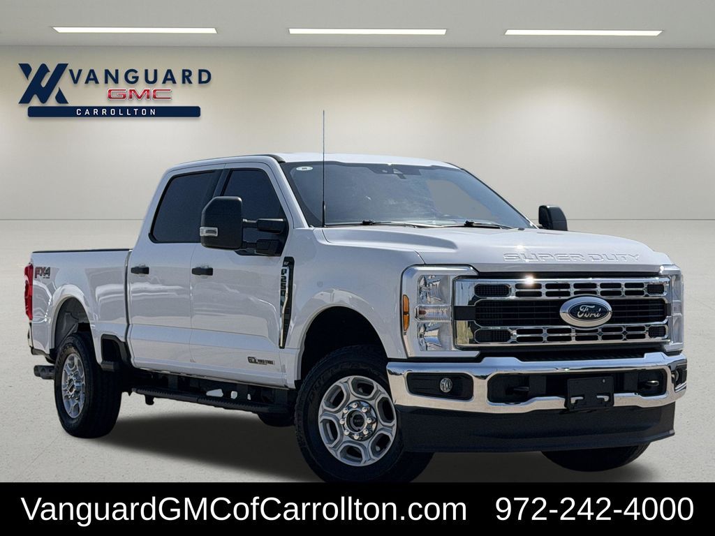 Oxford White 2025 Ford F-250 Super Duty Pickup Truck Four-Wheel Drive Automatic
