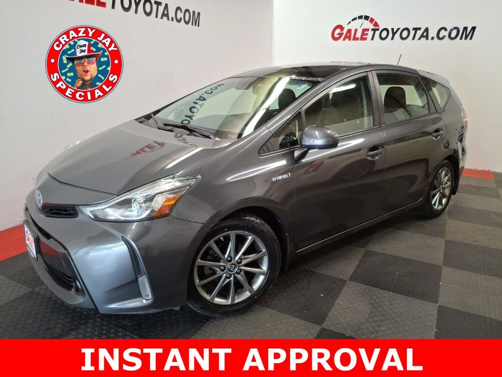 2017 Toyota Prius v Five's photo