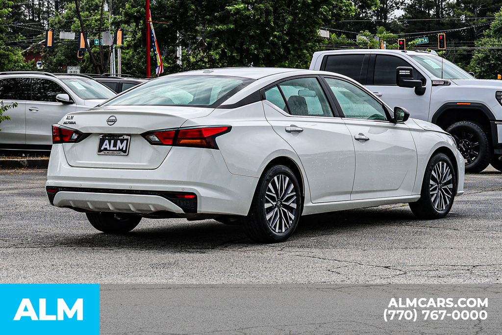 Used 2025 White Nissan 2.5 SV image 6