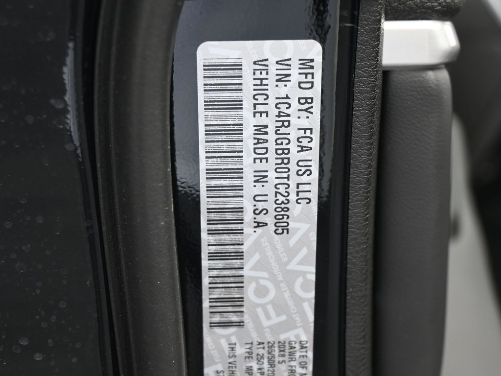 New 2026 Diamond Black Crystal Pearlcoat Jeep Limited image 19