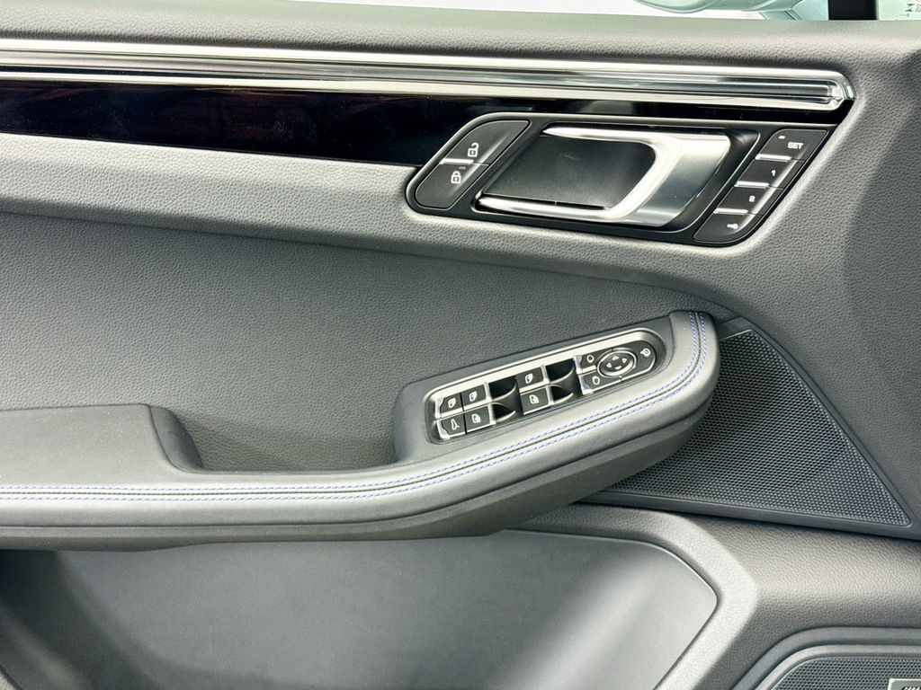 Thumbnail: 2026 Porsche Macan - 24