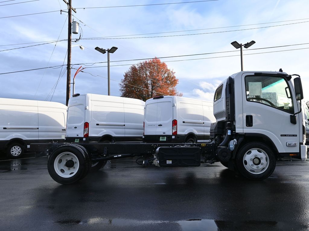 2025 Isuzu NPR XD 