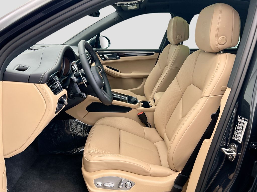 Thumbnail: 2026 Porsche Macan - 5