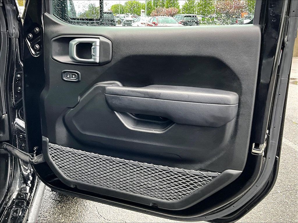 2024 Jeep Wrangler — photo 12