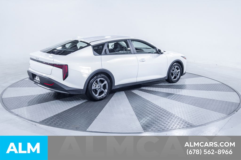 Used 2025 White Kia LXS image 10