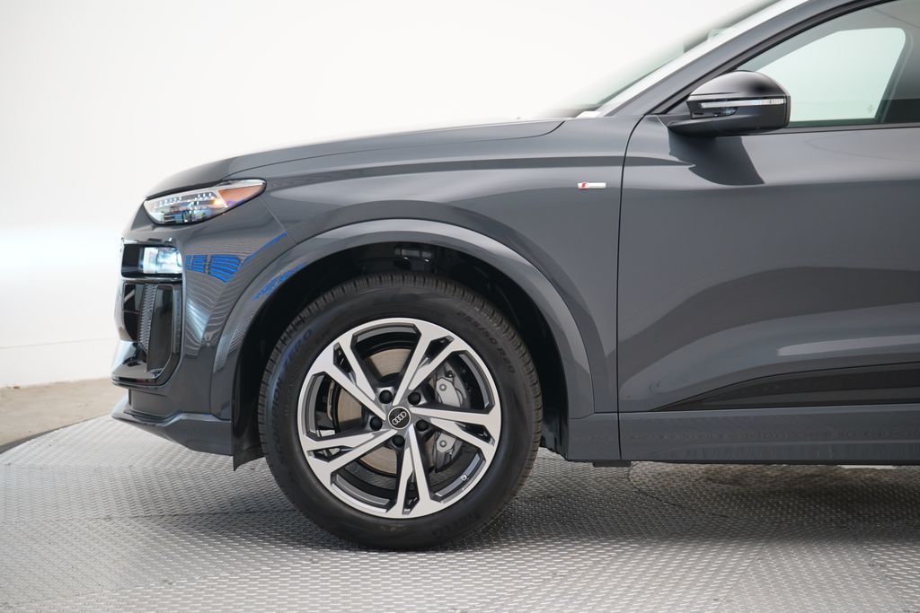 Thumbnail: 2027 Audi Q6 e-tron - 2