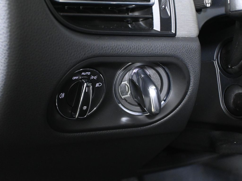 Thumbnail: 2026 Porsche Macan - 30