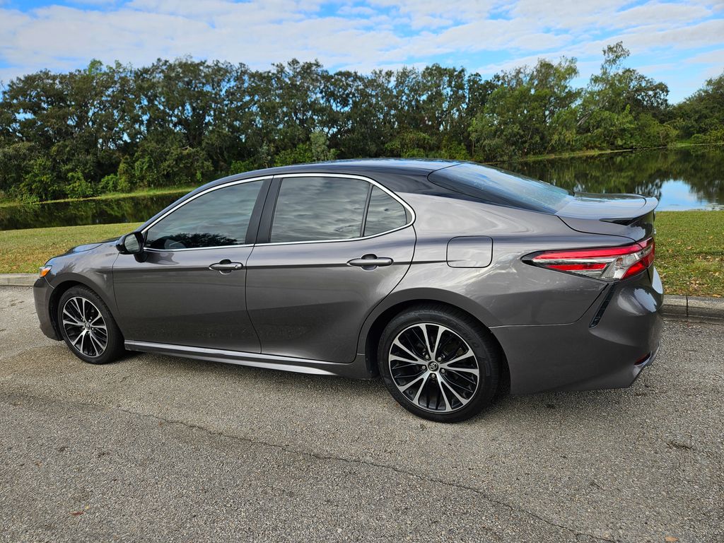 2018 Toyota Camry SE 3