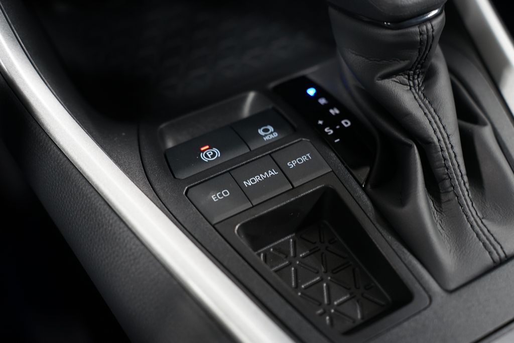 2025 Toyota RAV4 XLE 22