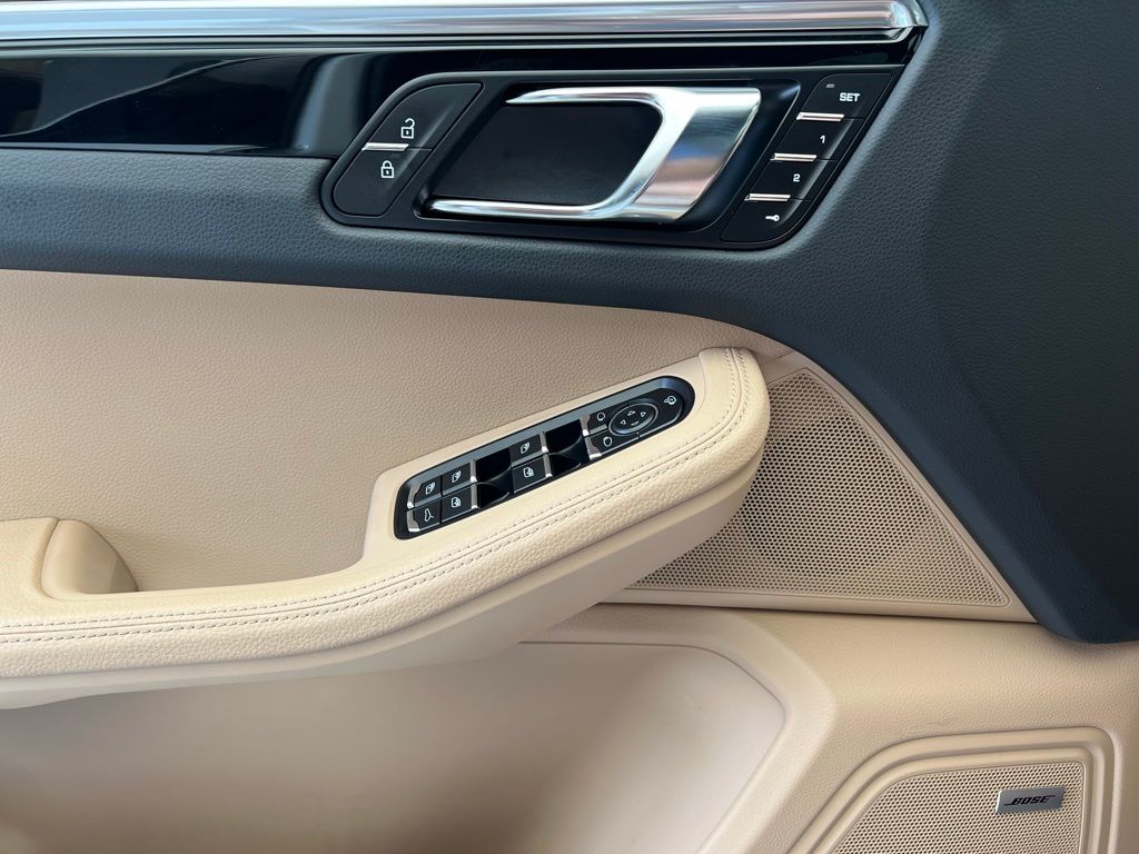 2025 Porsche Macan  19
